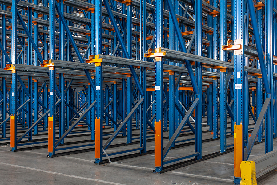 Gecoördineerde upgrades van magazijnondersteuningsapparatuur om de algehele logistieke efficiëntie te verbeteren